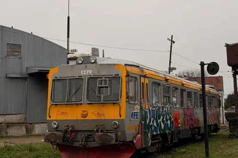 Frente del coche motor 1279 de AFE en la estación de Tacuarembó