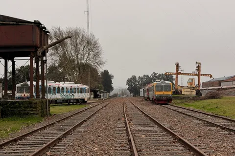 Vías de la estación de Tacuarembó con coches de pasajeros a los costados y el tanque de agua histórico